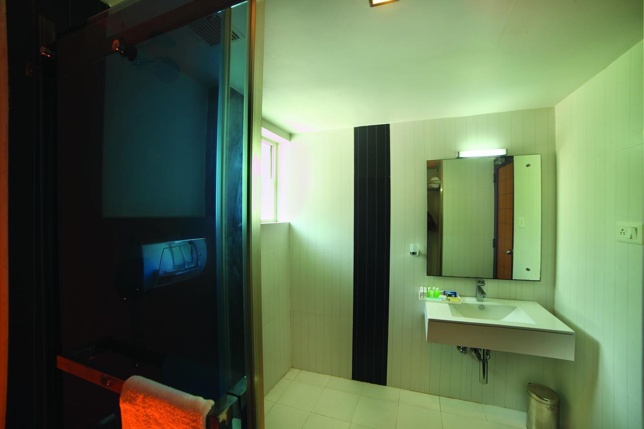 Hotel Zodiac Regency โกลลัม ภายนอก รูปภาพ