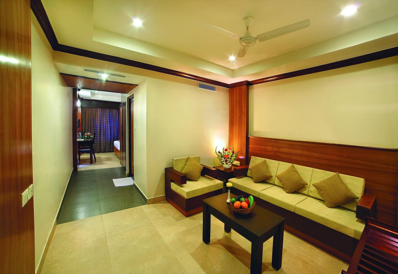 Hotel Zodiac Regency โกลลัม ภายนอก รูปภาพ