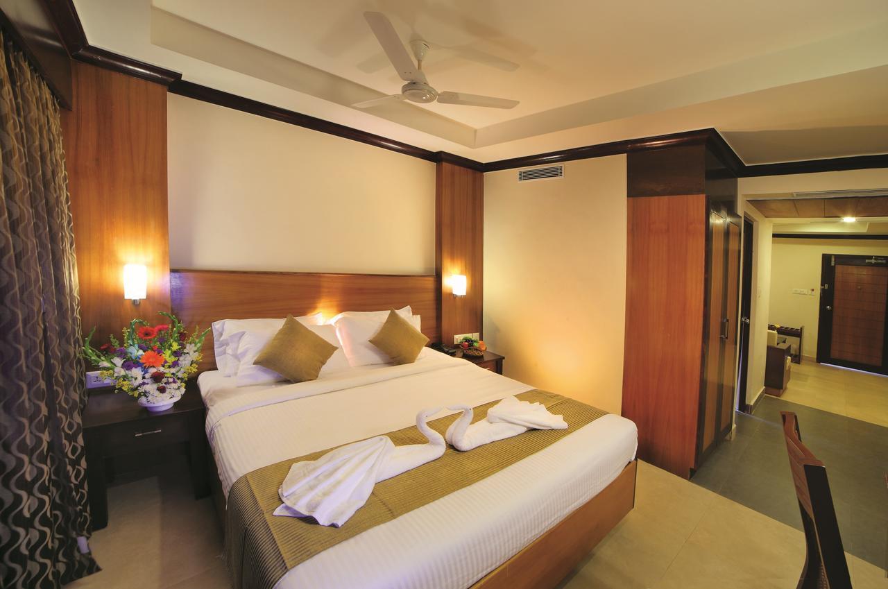 Hotel Zodiac Regency โกลลัม ภายนอก รูปภาพ